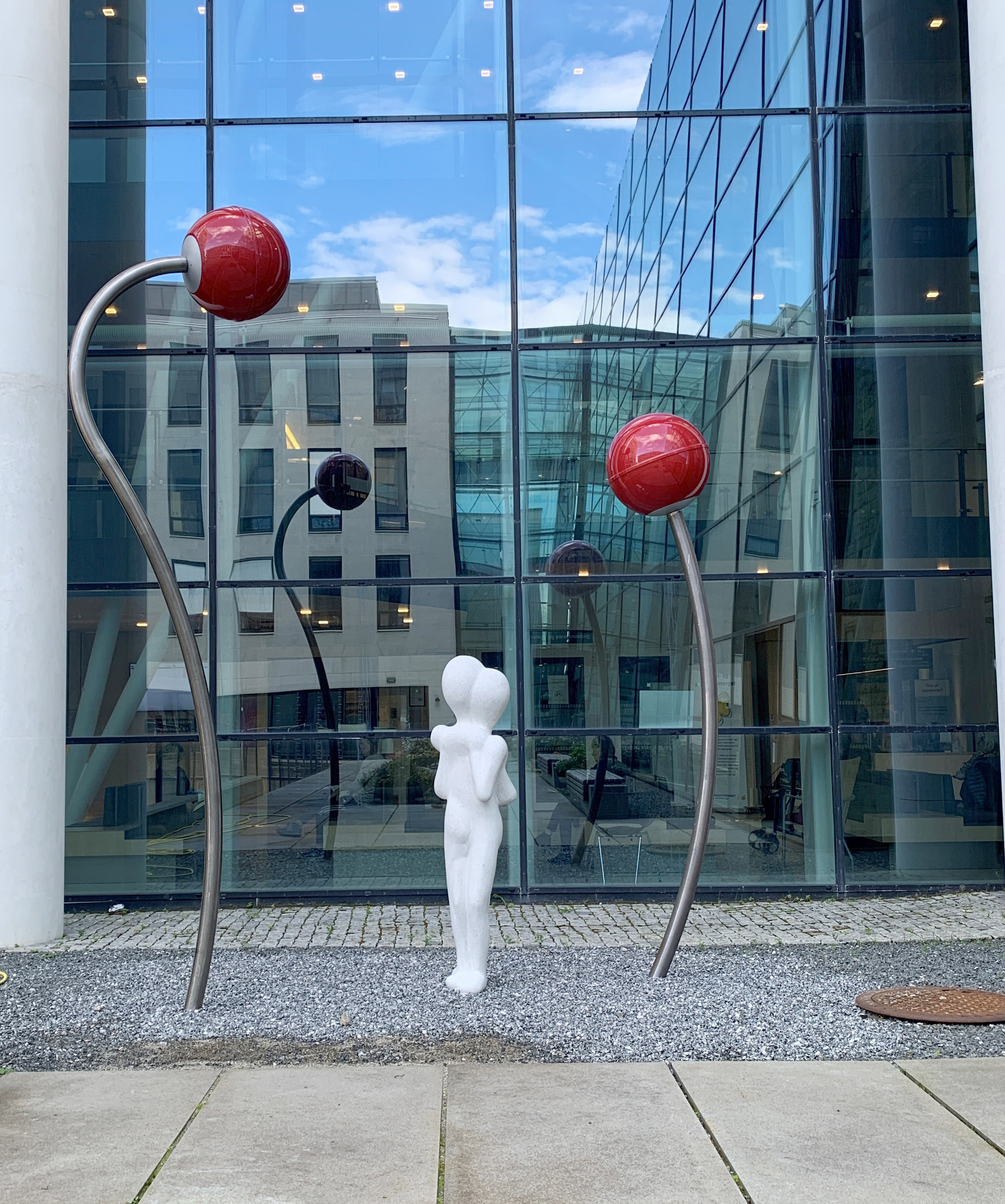 Hvit statue av to som klemmer hverandre