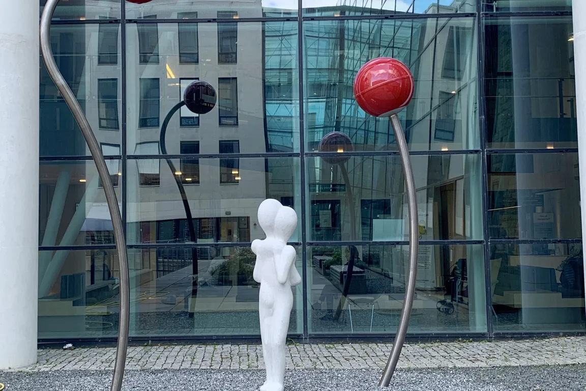 Hvit statue av to som klemmer hverandre