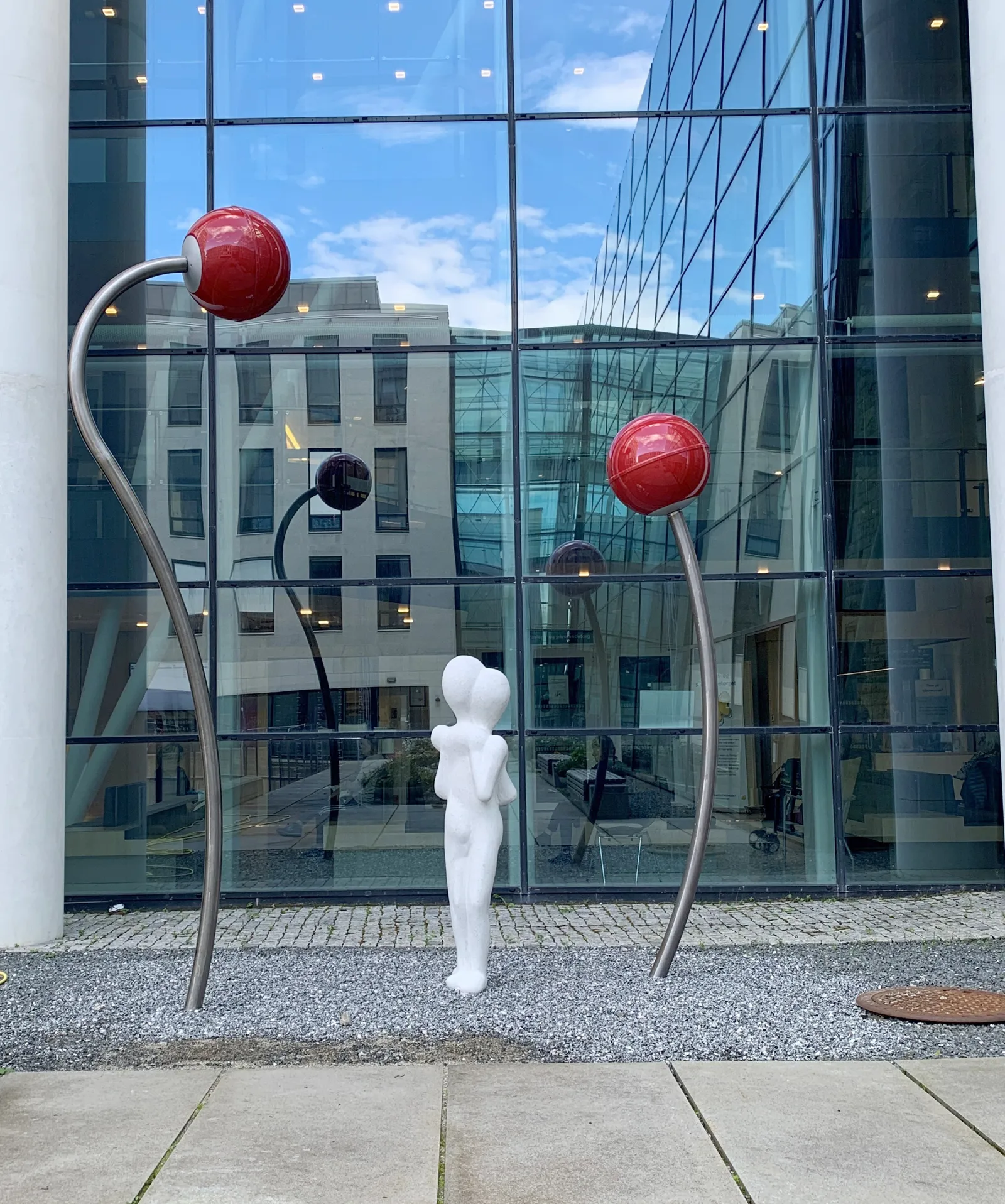 Hvit statue av to som klemmer hverandre