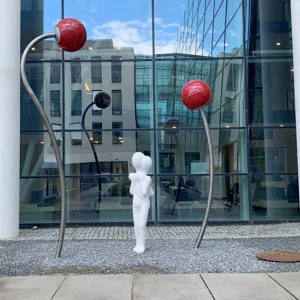 Hvit statue av to som klemmer hverandre