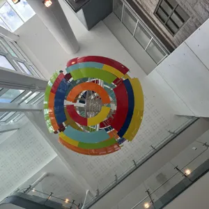 Et fargerikt sirkulært objekt i en bygning