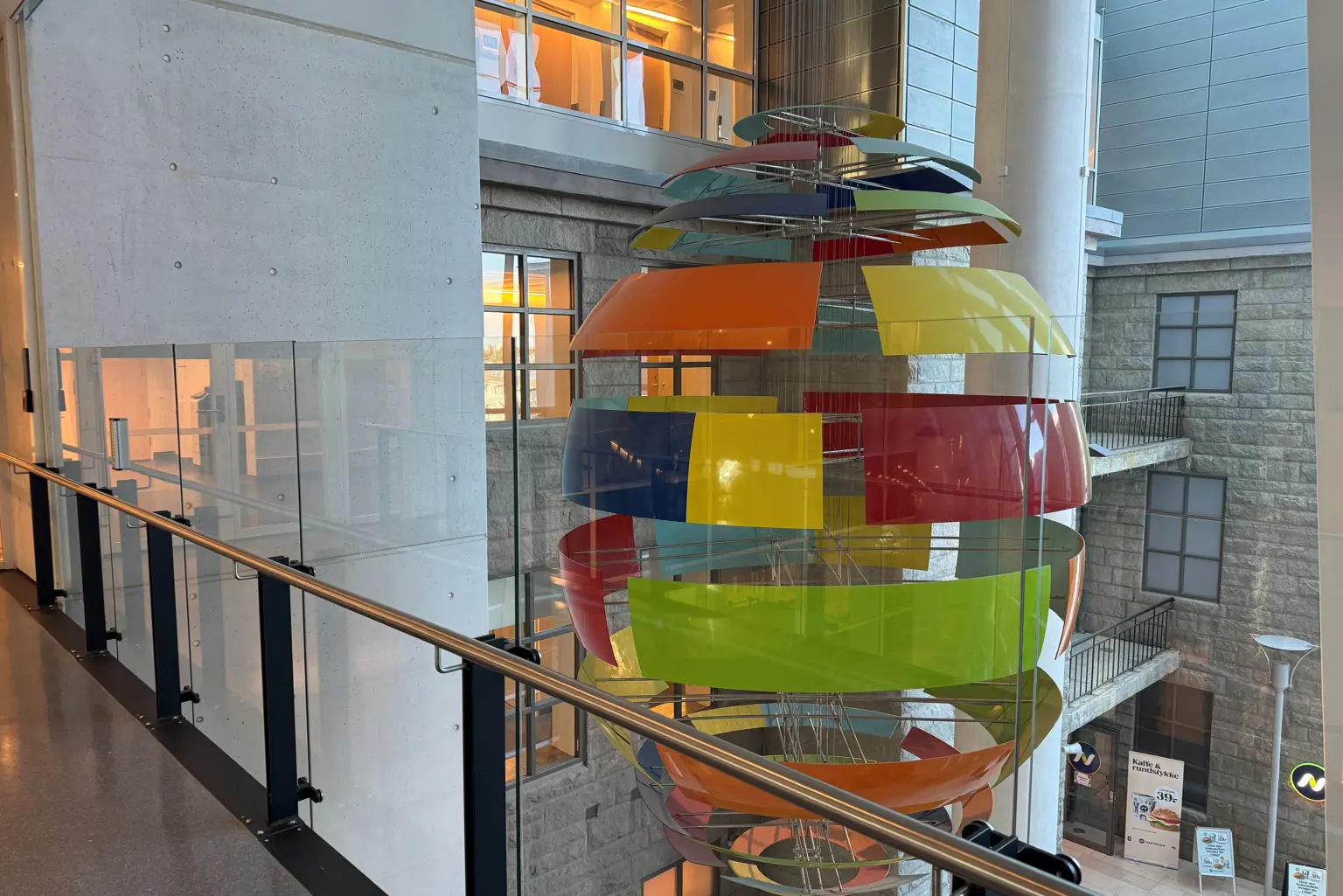 Fargerik objekt som henger i taket