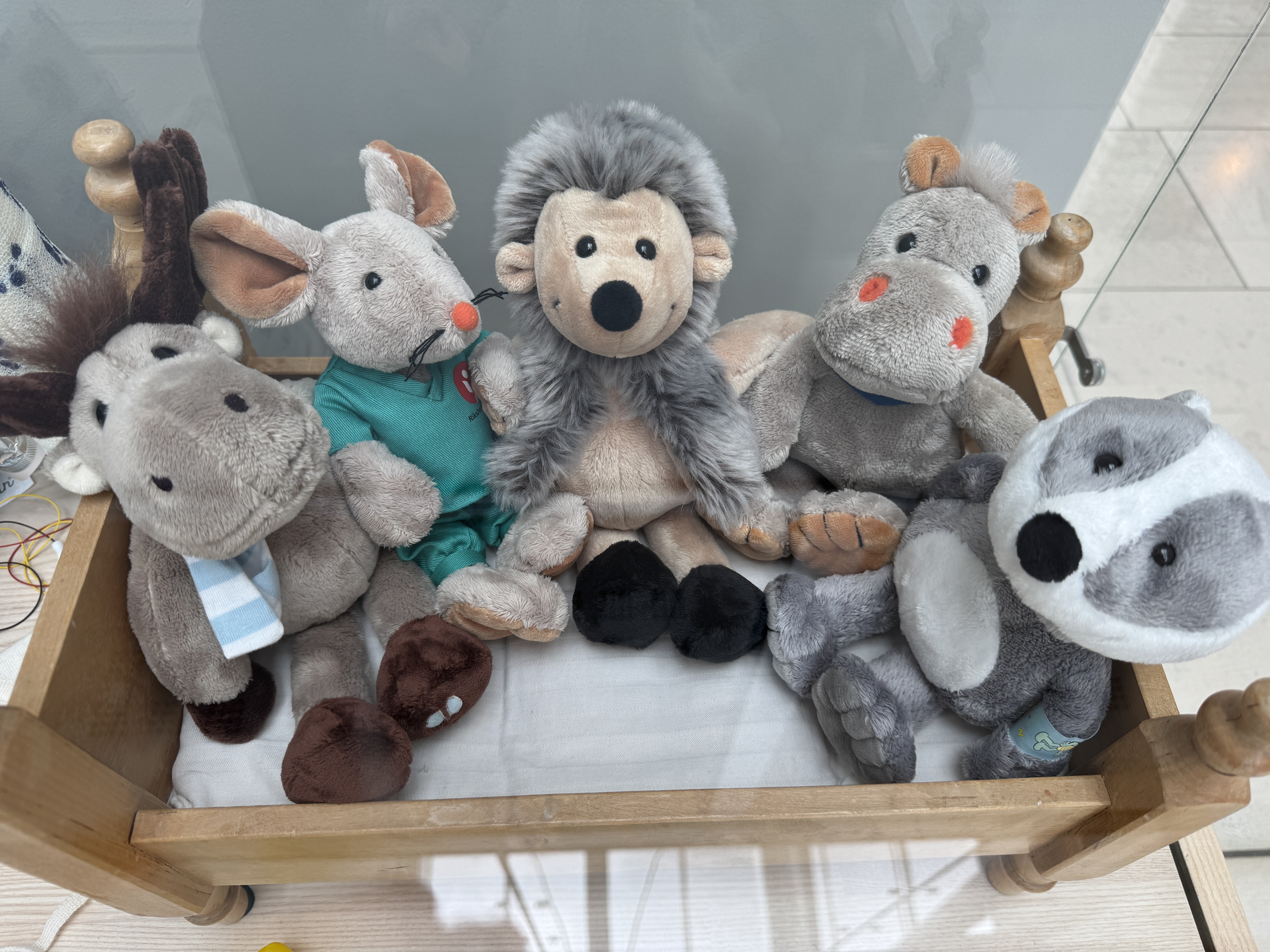 Fem bamser som sitter i en dukkeseng