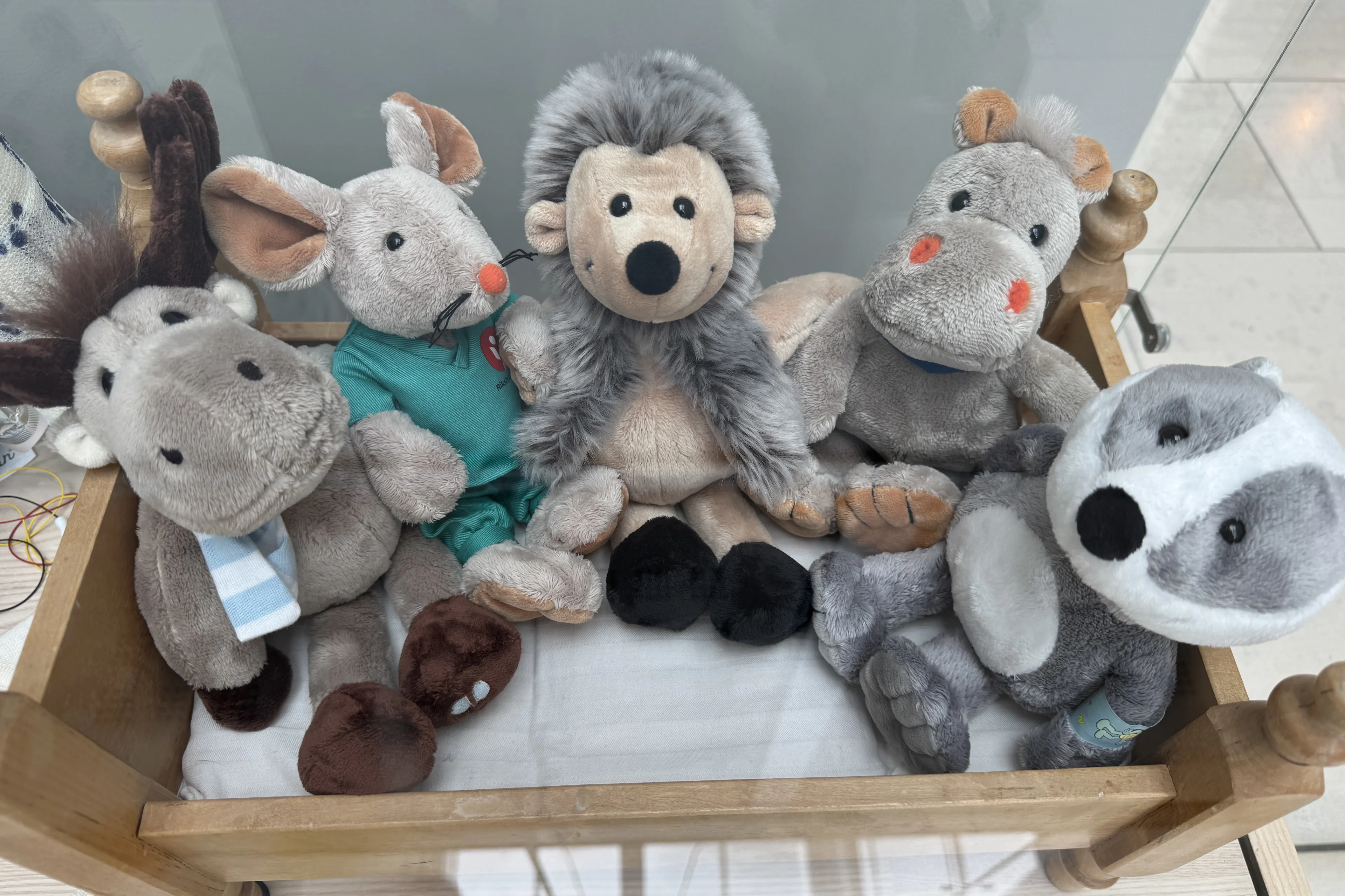 Fem bamser som sitter i en dukkeseng