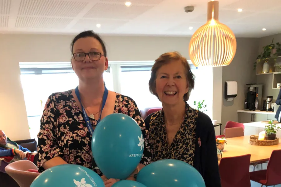 To smilende damer med mange ballonger