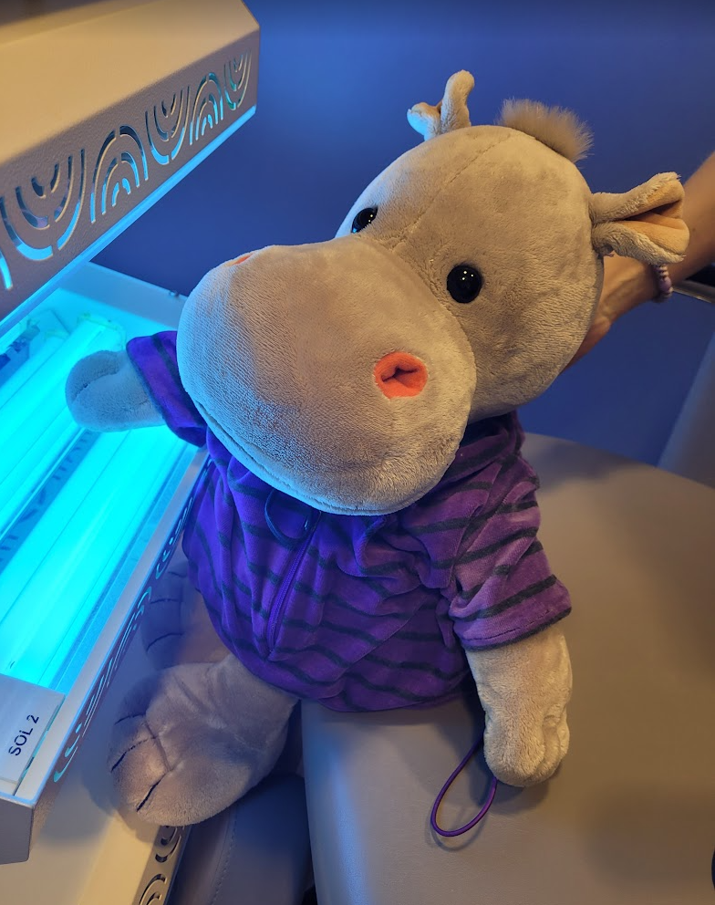 Et kosedyr som sitter ved et lysbord