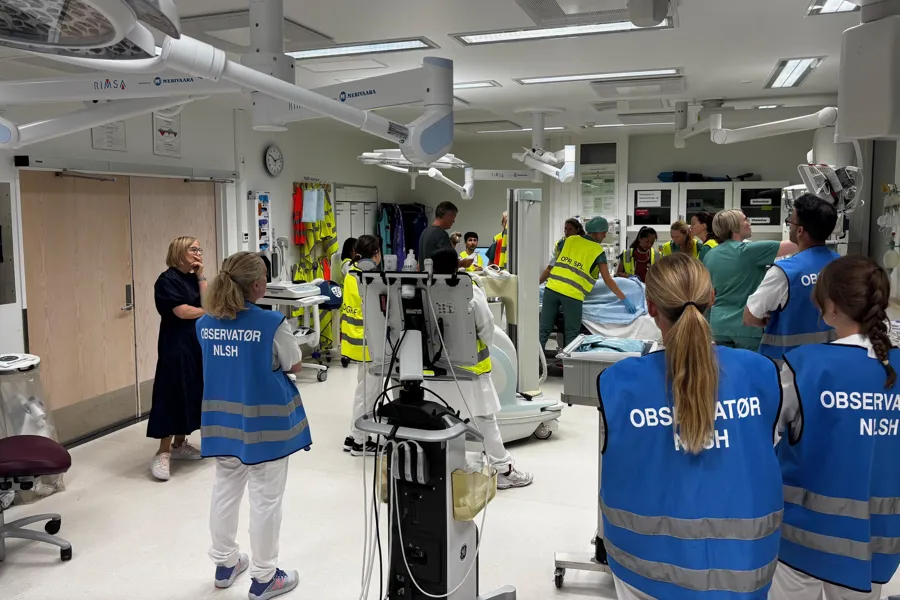 En gruppe personer i et rom
