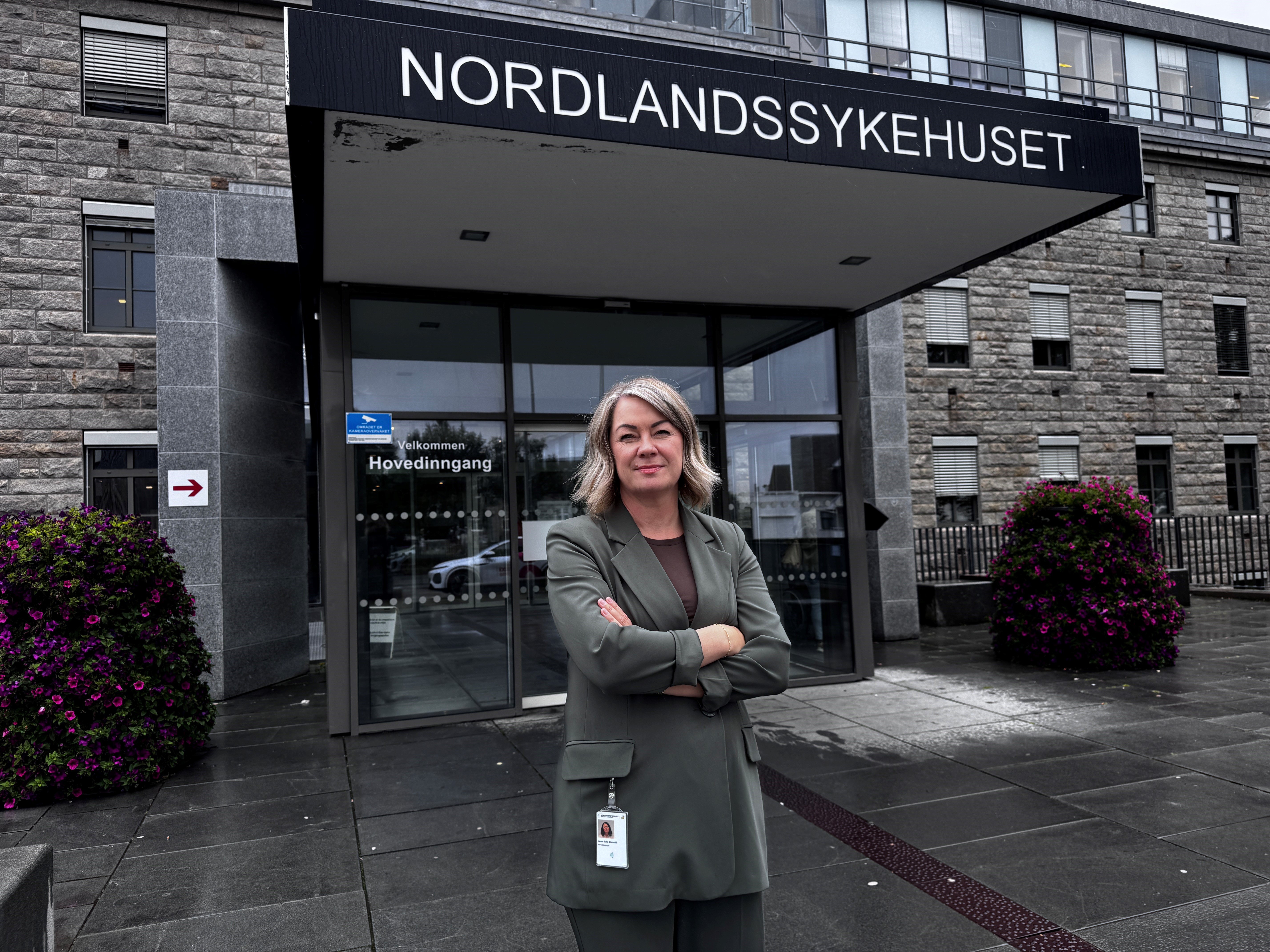 En person som står utenfor en bygning