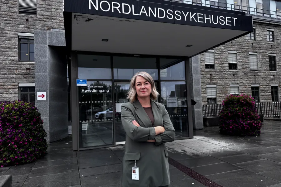 En person som står utenfor en bygning