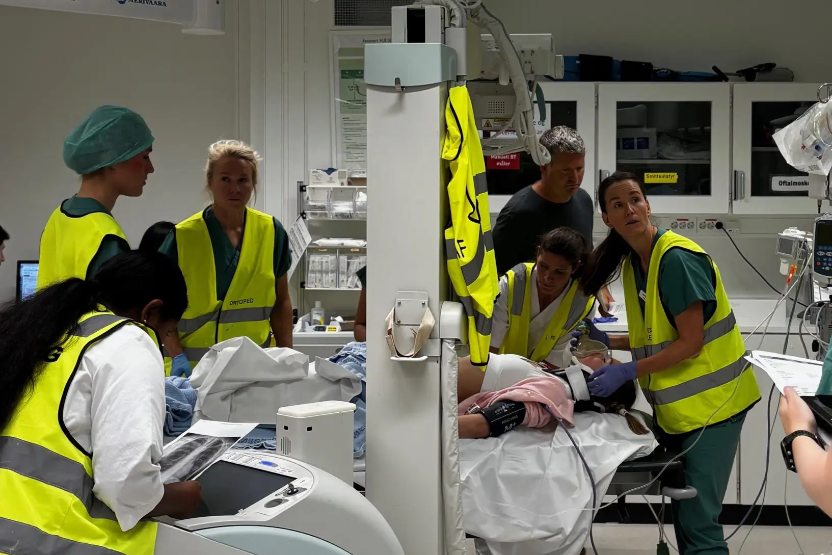 En gruppe personer i et rom