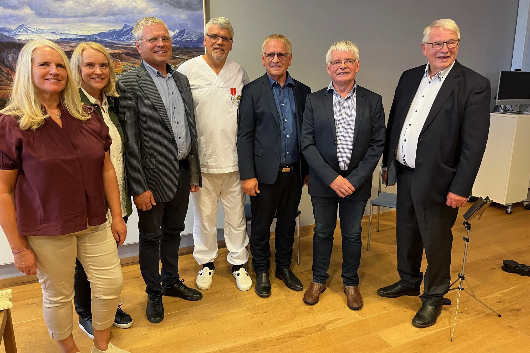 En gruppe mennesker som poserer for et bilde