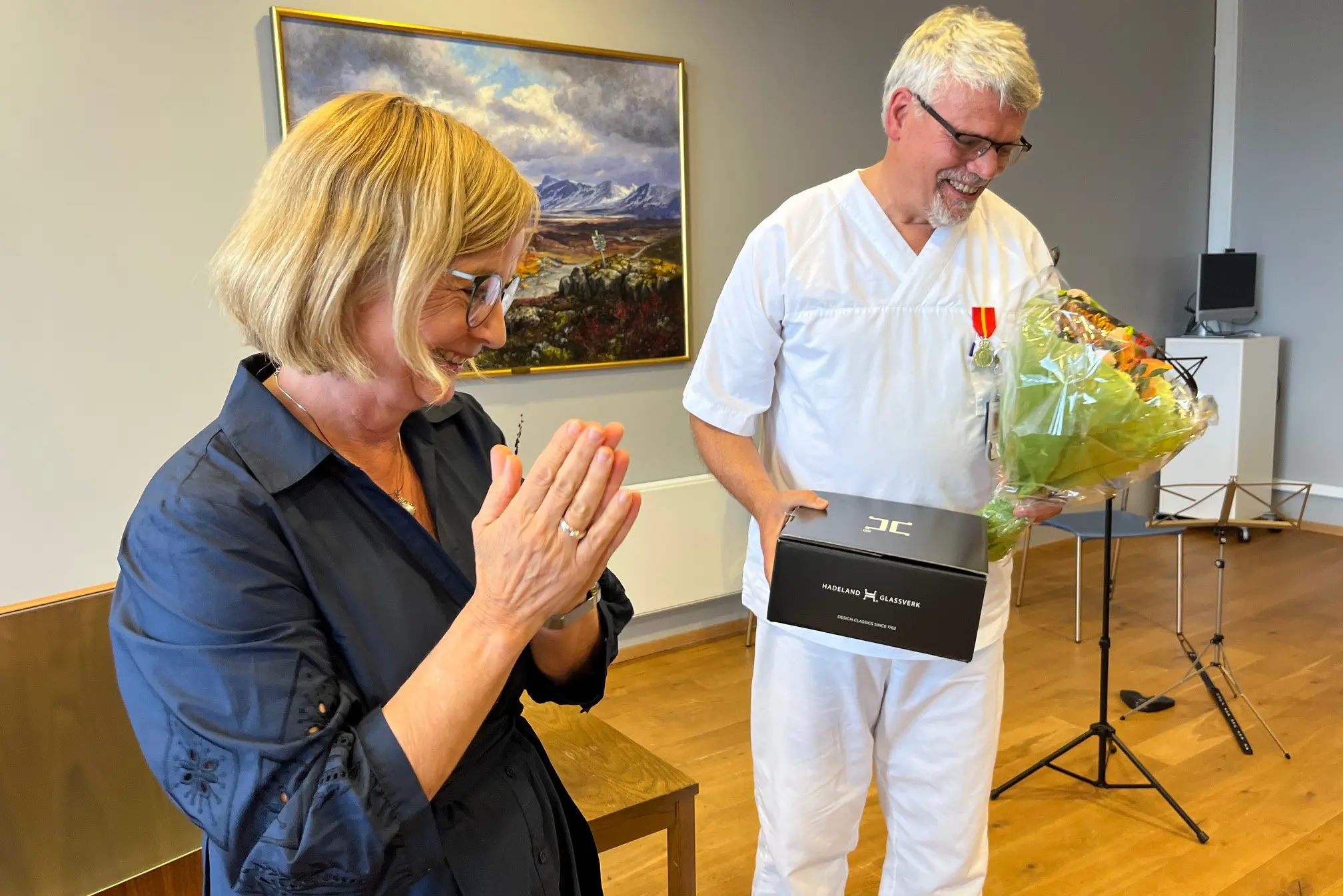 En mann og en kvinne som snakker