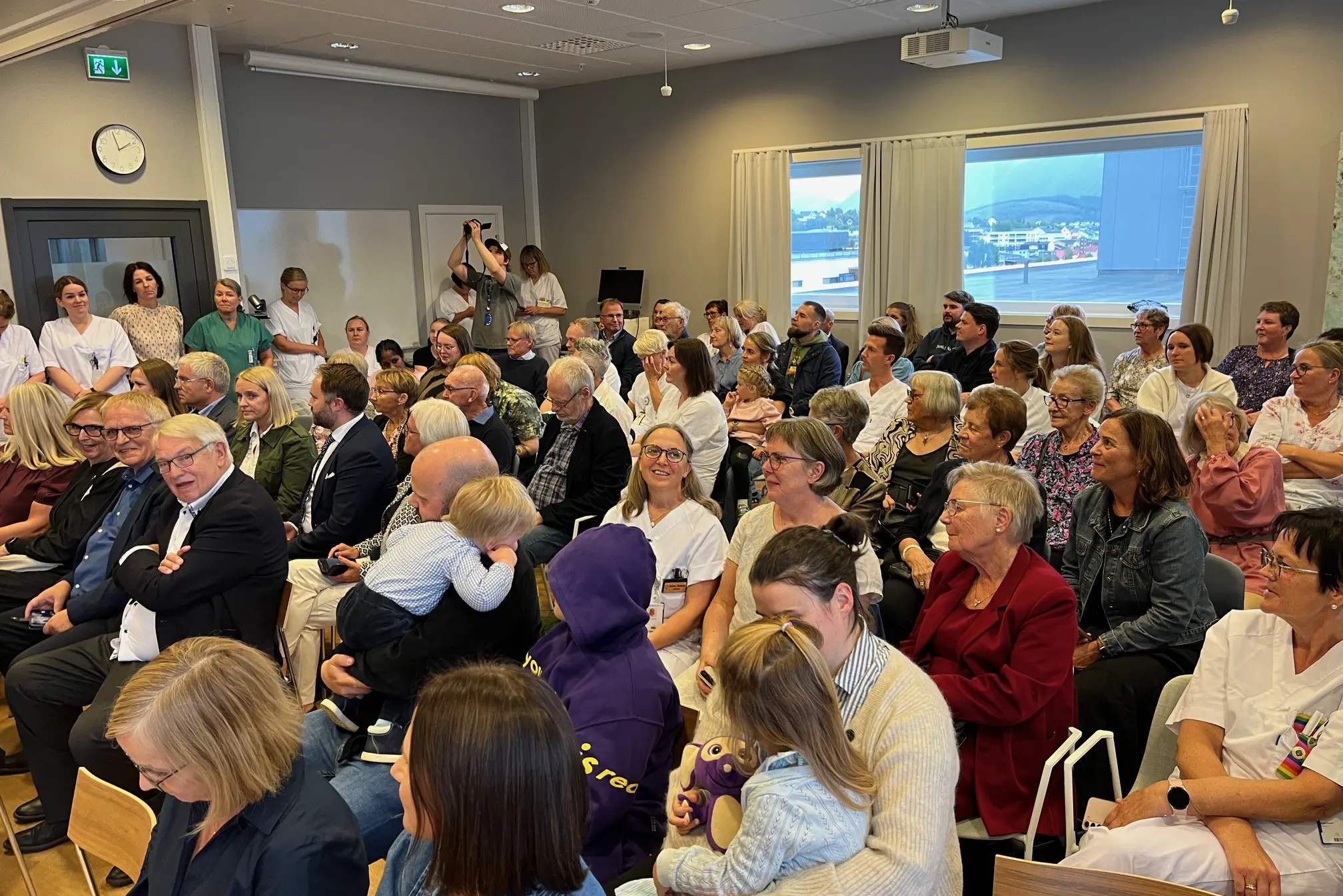 En gruppe mennesker som sitter i et rom