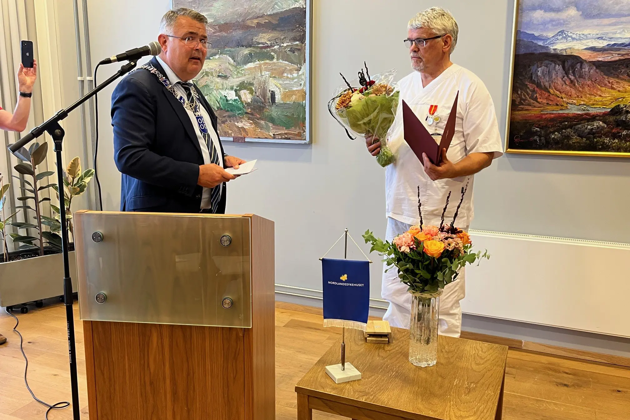 To menn som står og prater