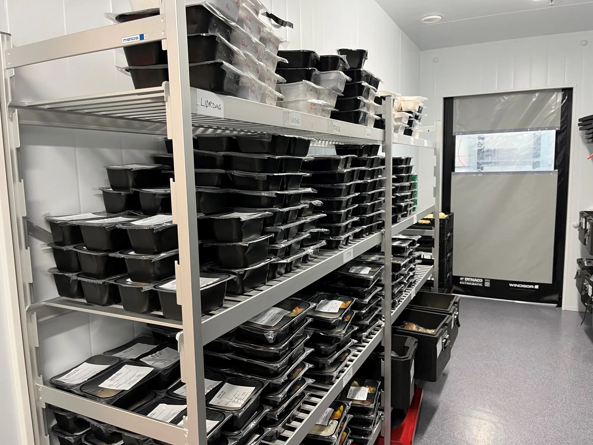 Et rom med hyller med elektronikk
