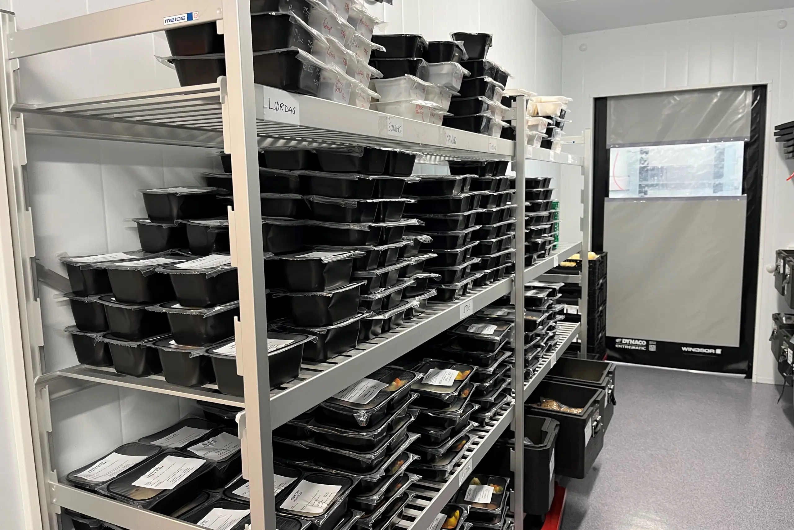 Et rom med hyller med elektronikk