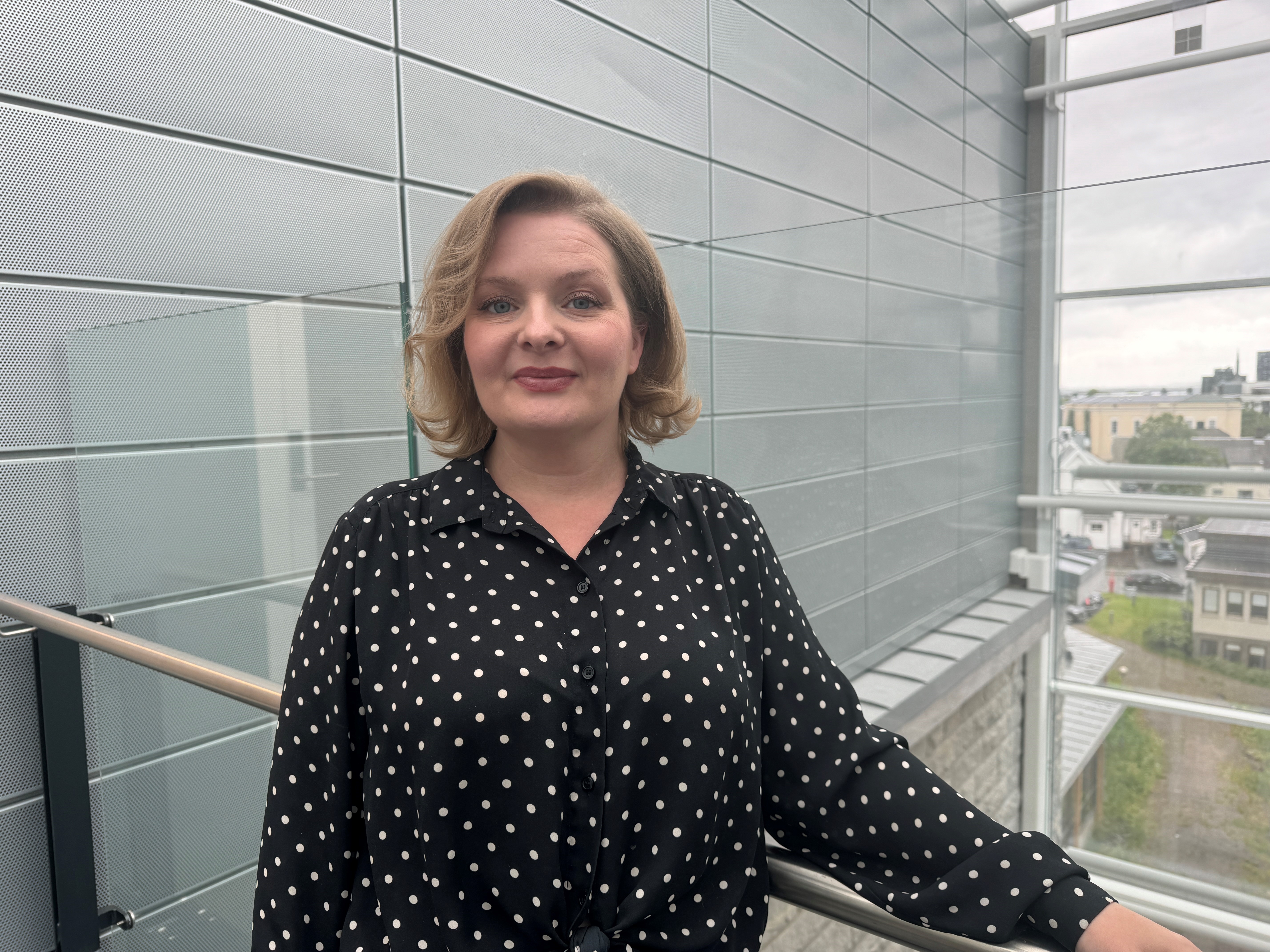 En kvinne som står på en balkong