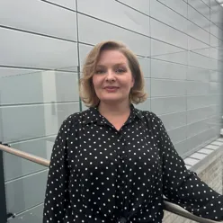 En kvinne som står på en balkong