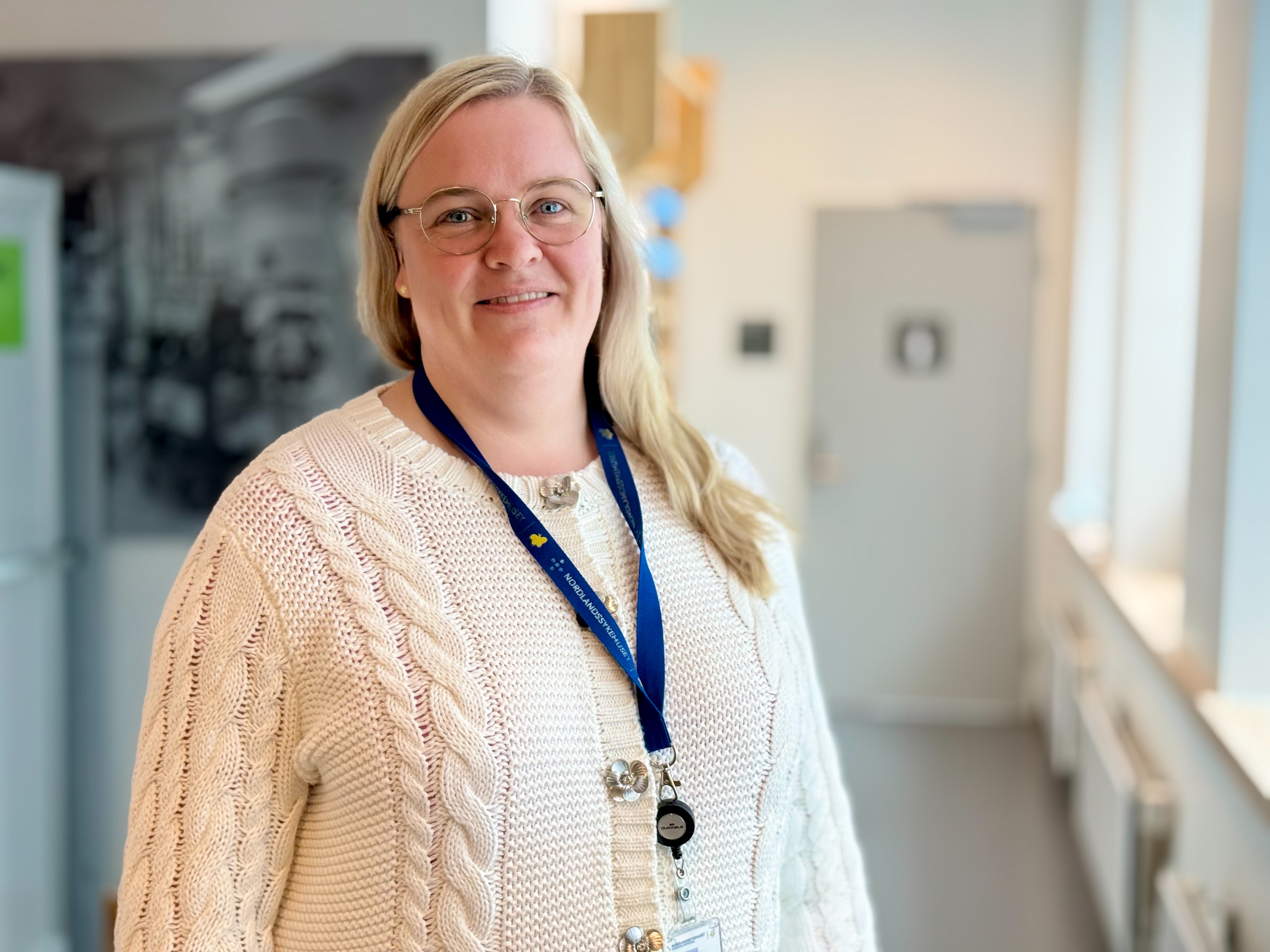 Dame med briller og hvit genser