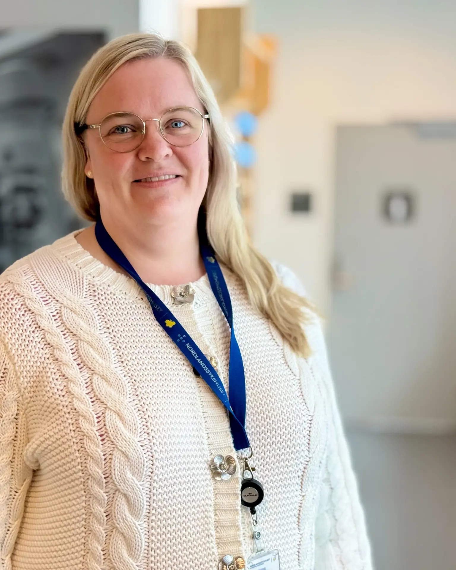 Dame med briller og hvit genser