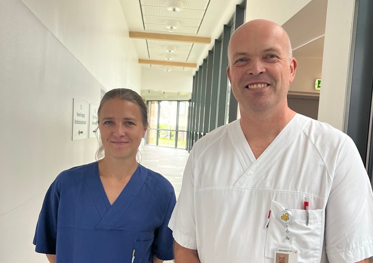 En mann og en kvinne som smiler