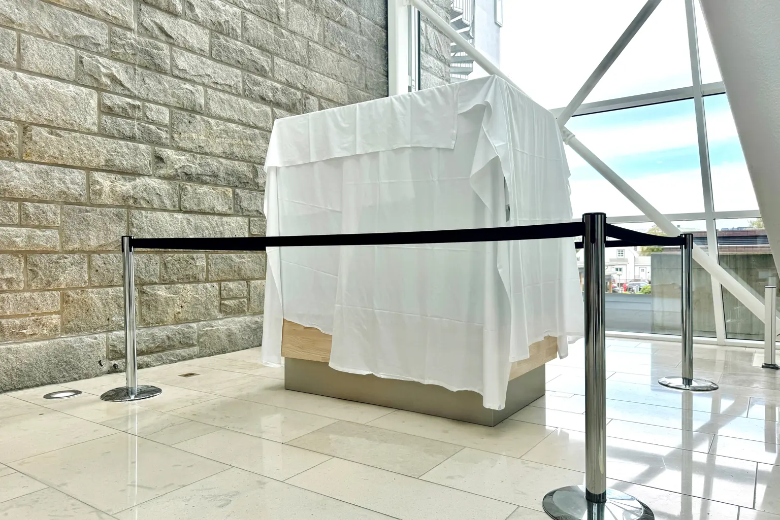 Hvit duk som skjuler et avlang boks