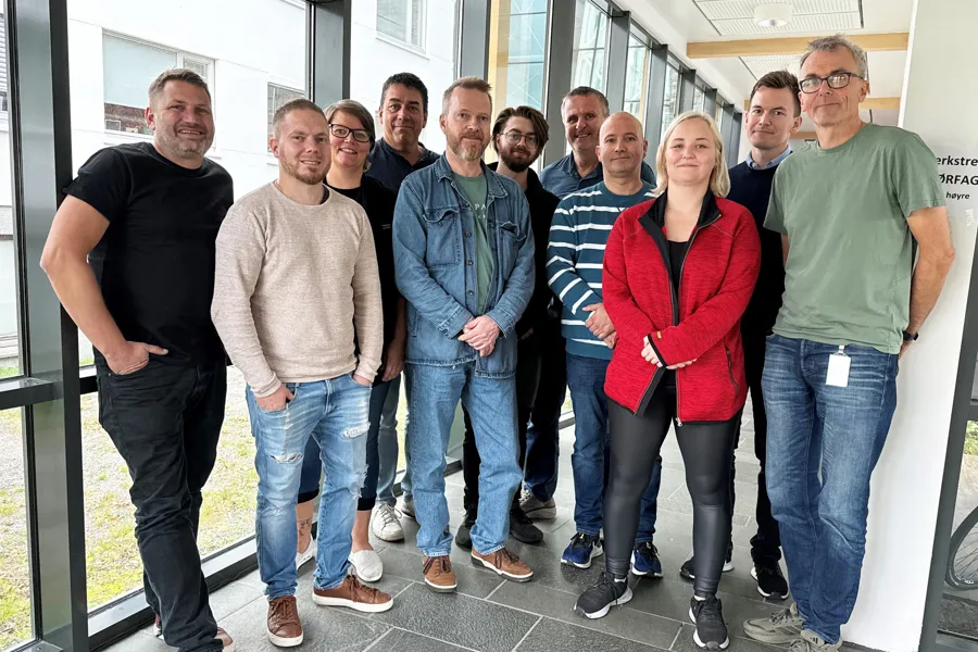 En gruppe mennesker som poserer for et bilde