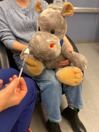En person som holder en teddybjørn