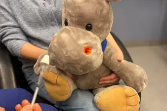 En person som holder en teddybjørn