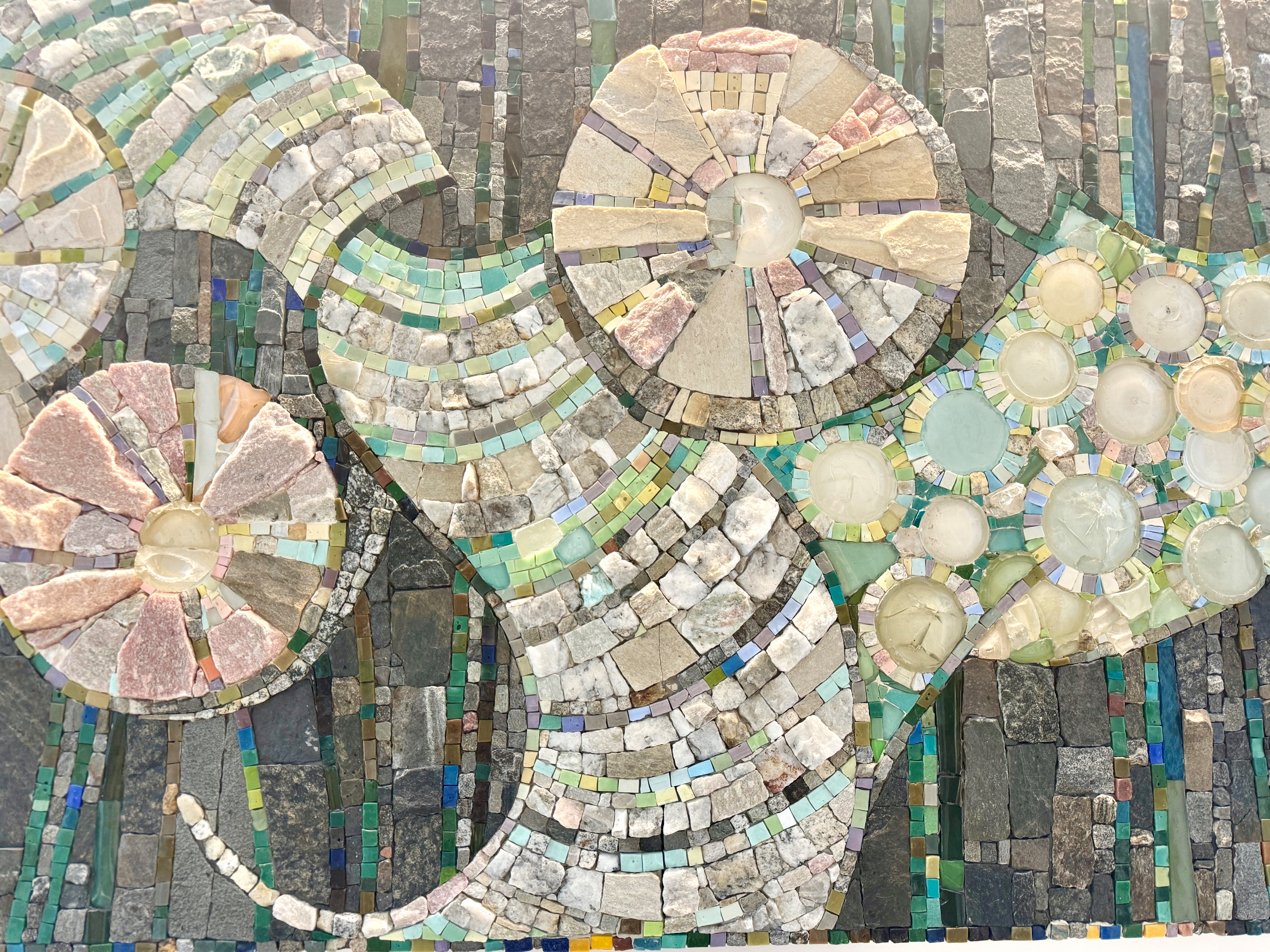 Nærbilde av kunst laget av mosaikksteiner