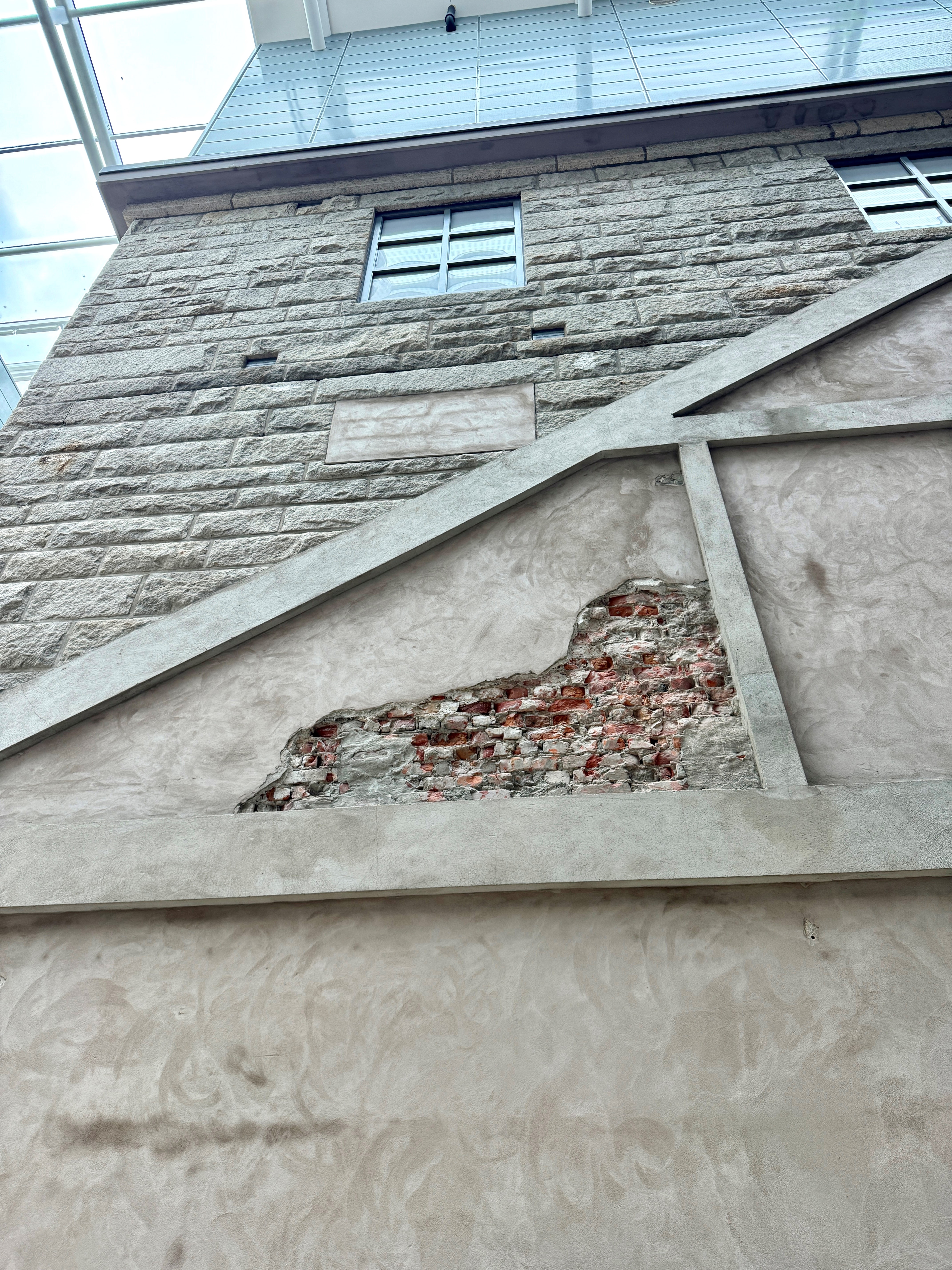 En steinvegg med kunstdetalj