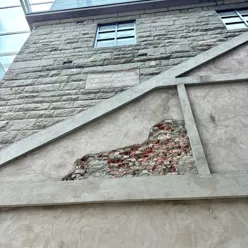 En steinvegg med kunstdetalj