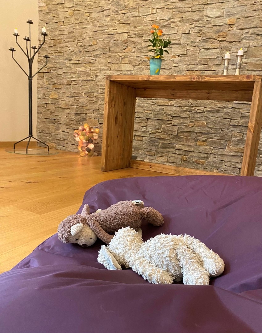 En bamse på en lilla seng