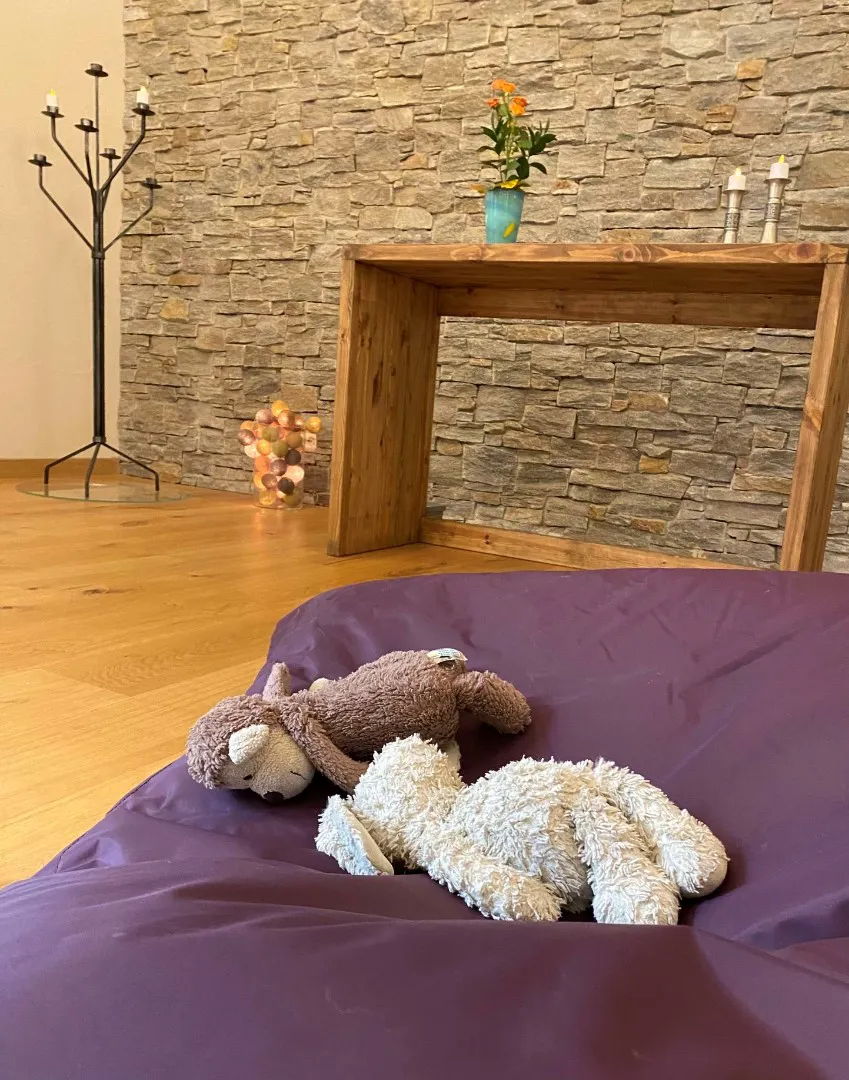 En bamse på en lilla seng