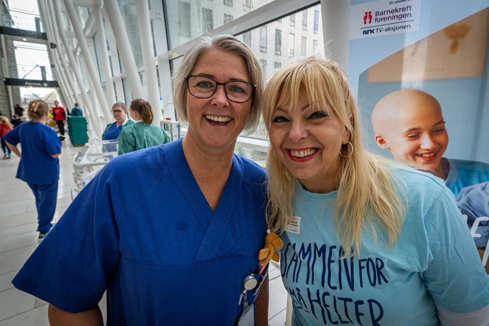 En gruppe mennesker som poserer for kameraet