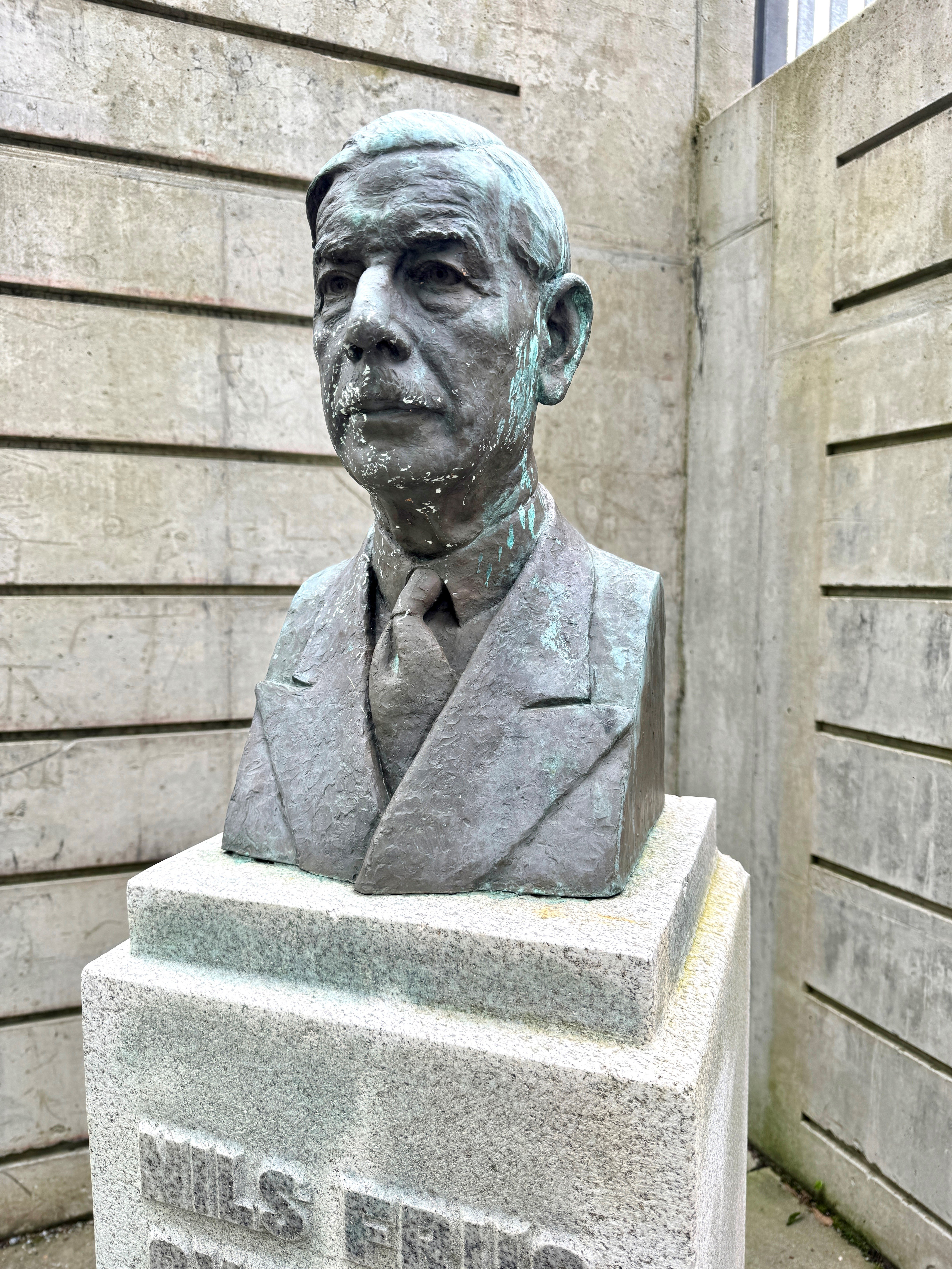 Skulptur av en mann i bronsje