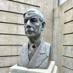 Skulptur av en mann i bronsje
