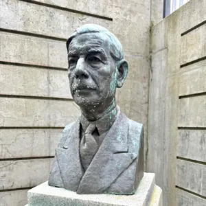 Skulptur av en mann i bronsje