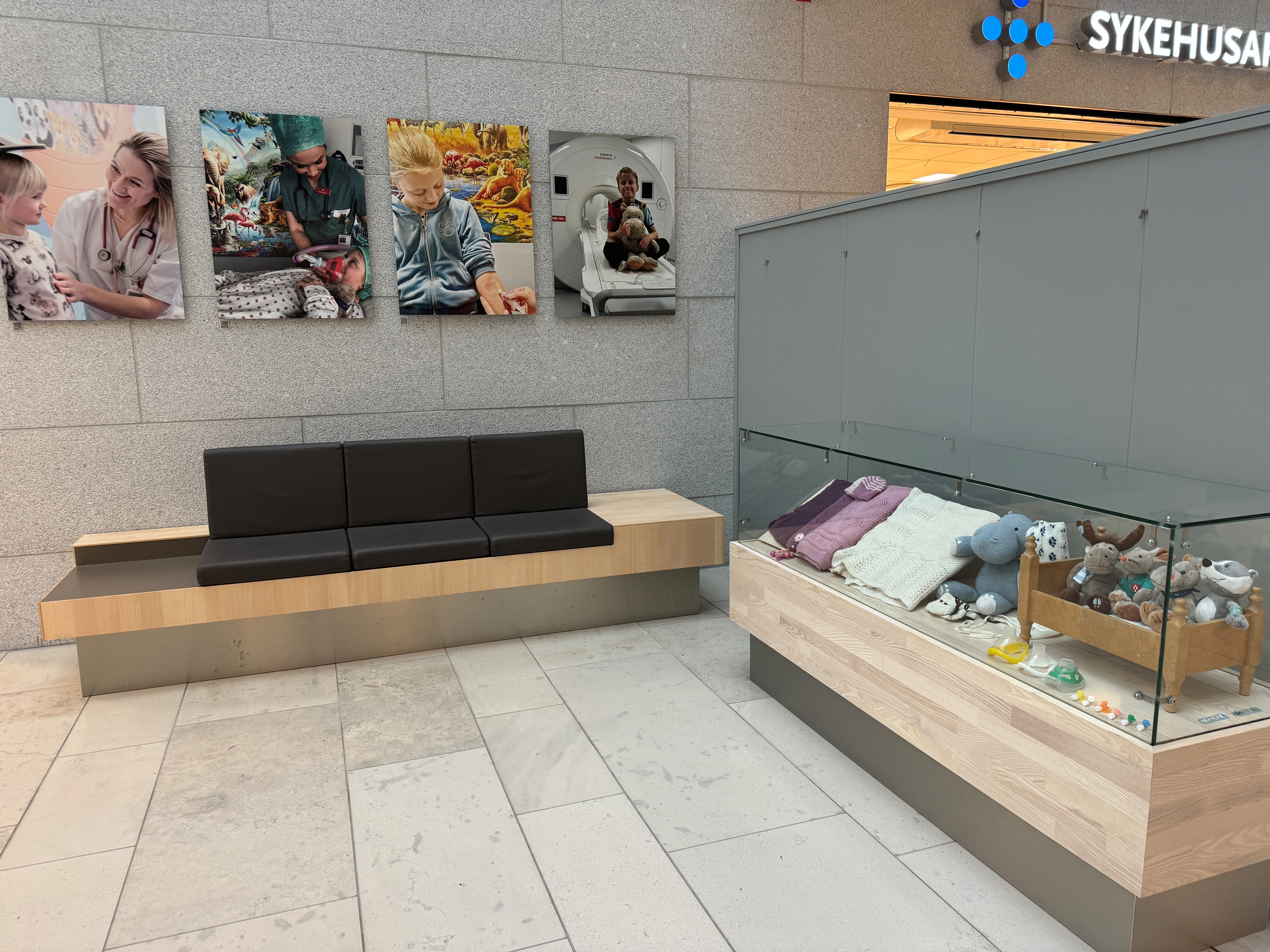 Ventesone med bilder og sofa