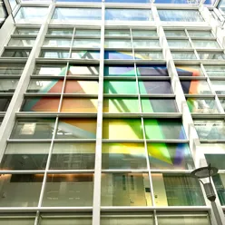 Et fargespill på stor vegg av vinduer