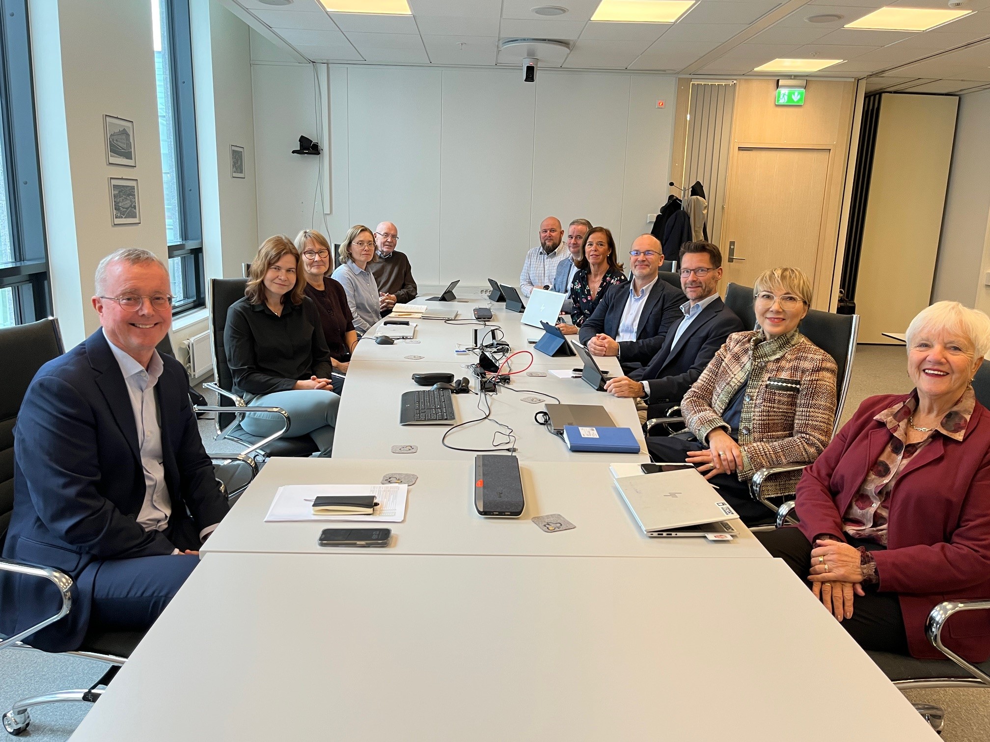 En gruppe mennesker som sitter rundt et bord