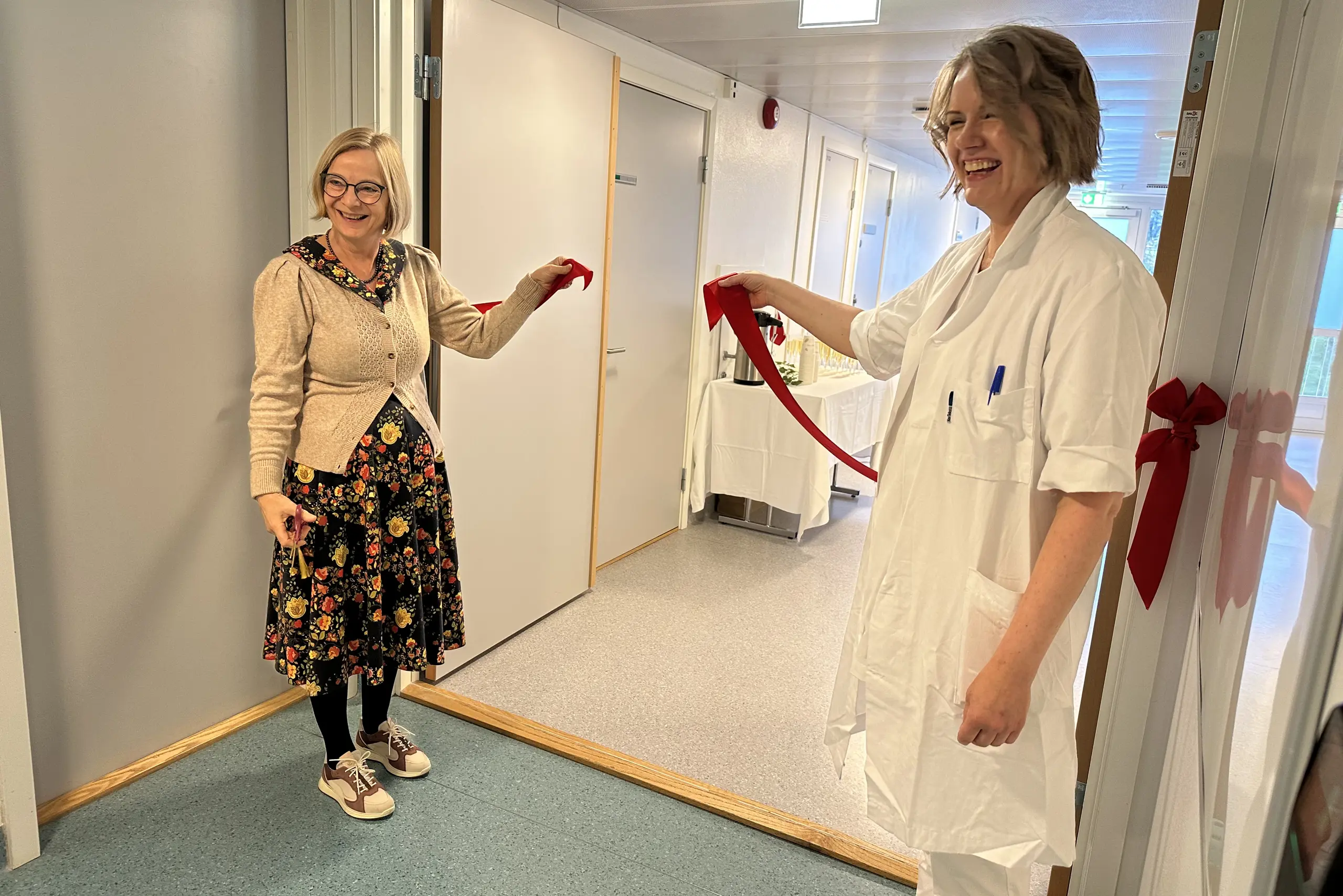 To damer som holder en rød snor