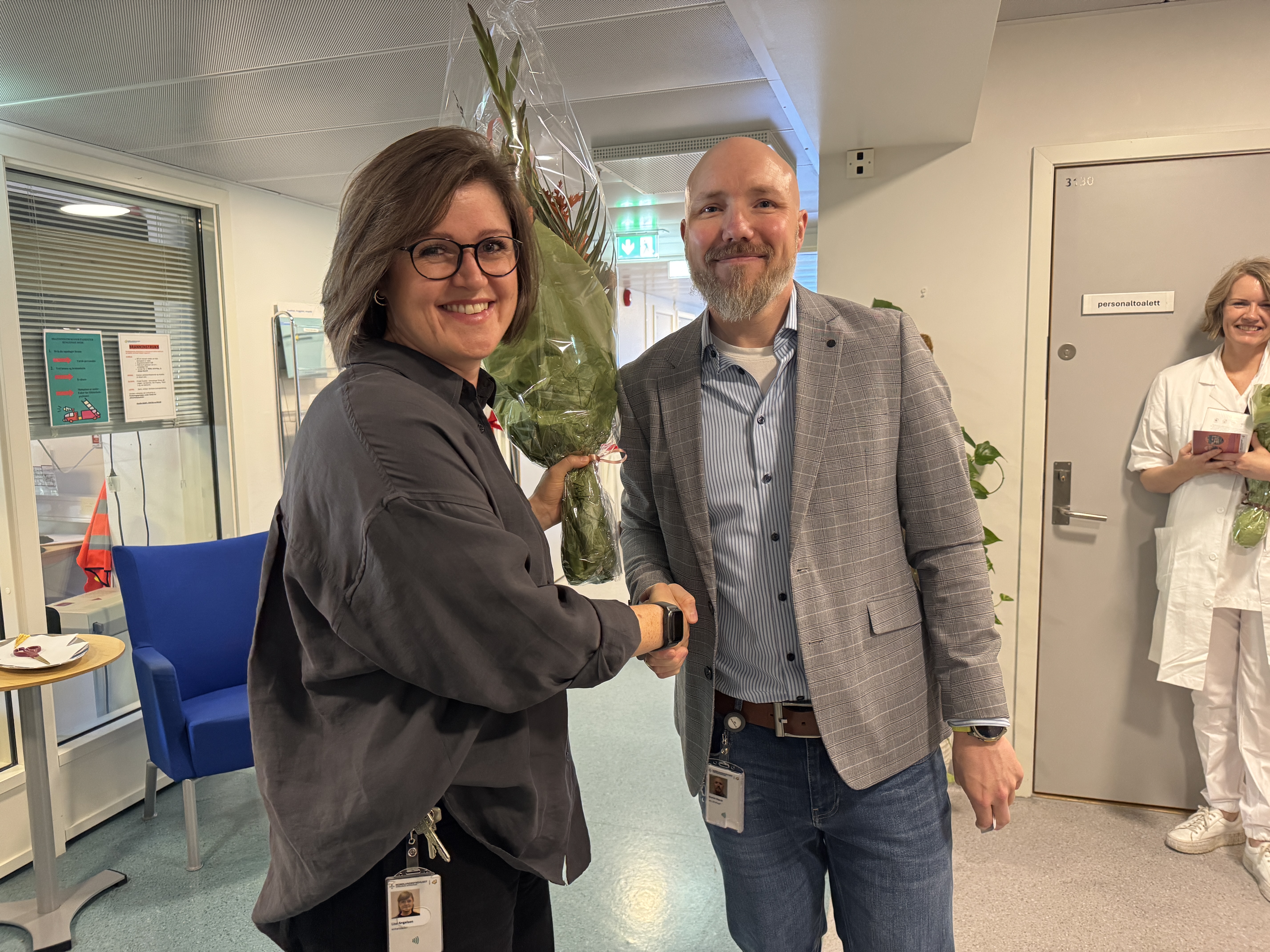 Dame og mann som tar i hånden