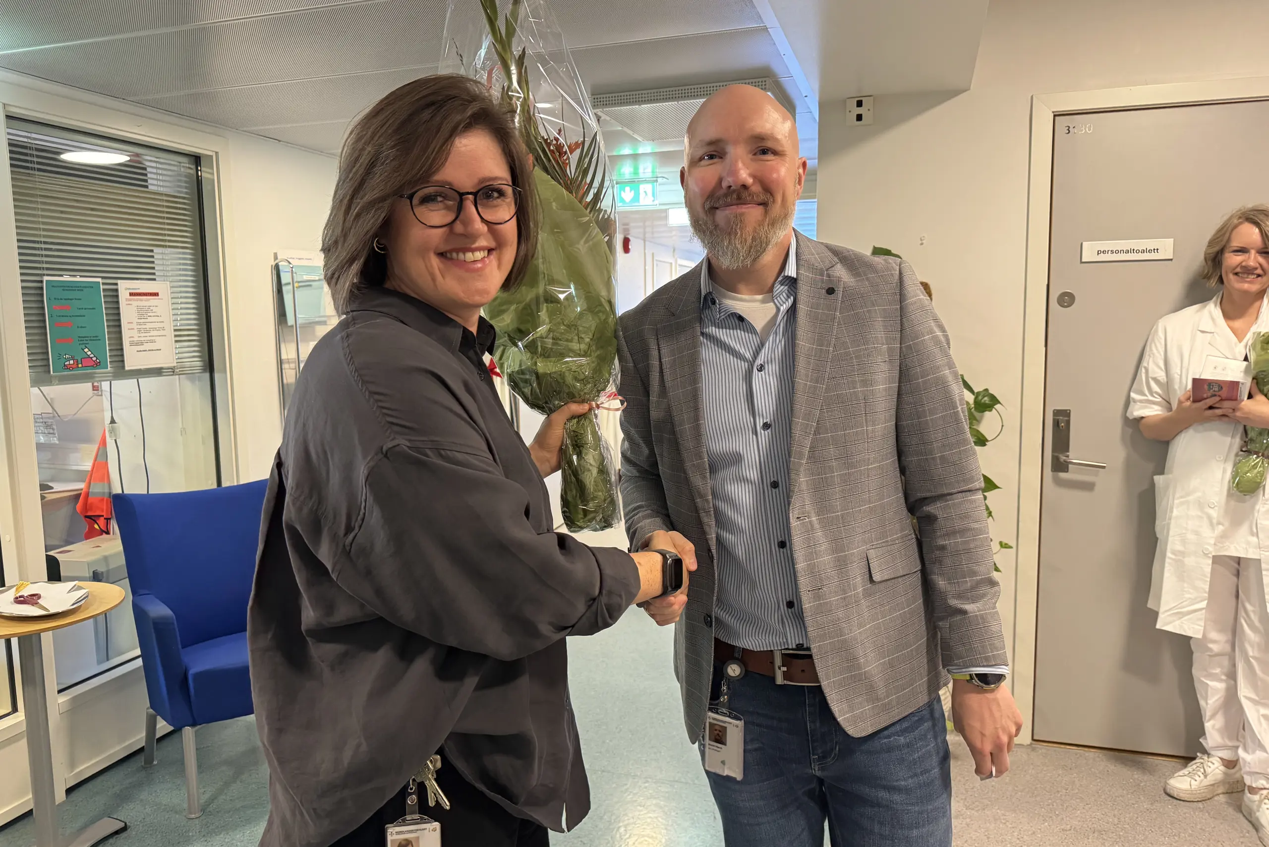 Dame og mann som tar i hånden