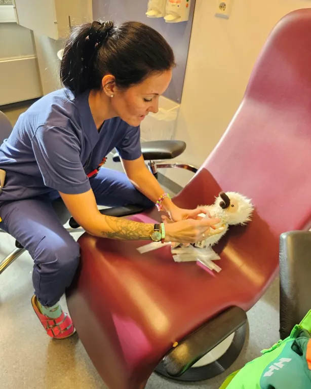 En person som holder en baby