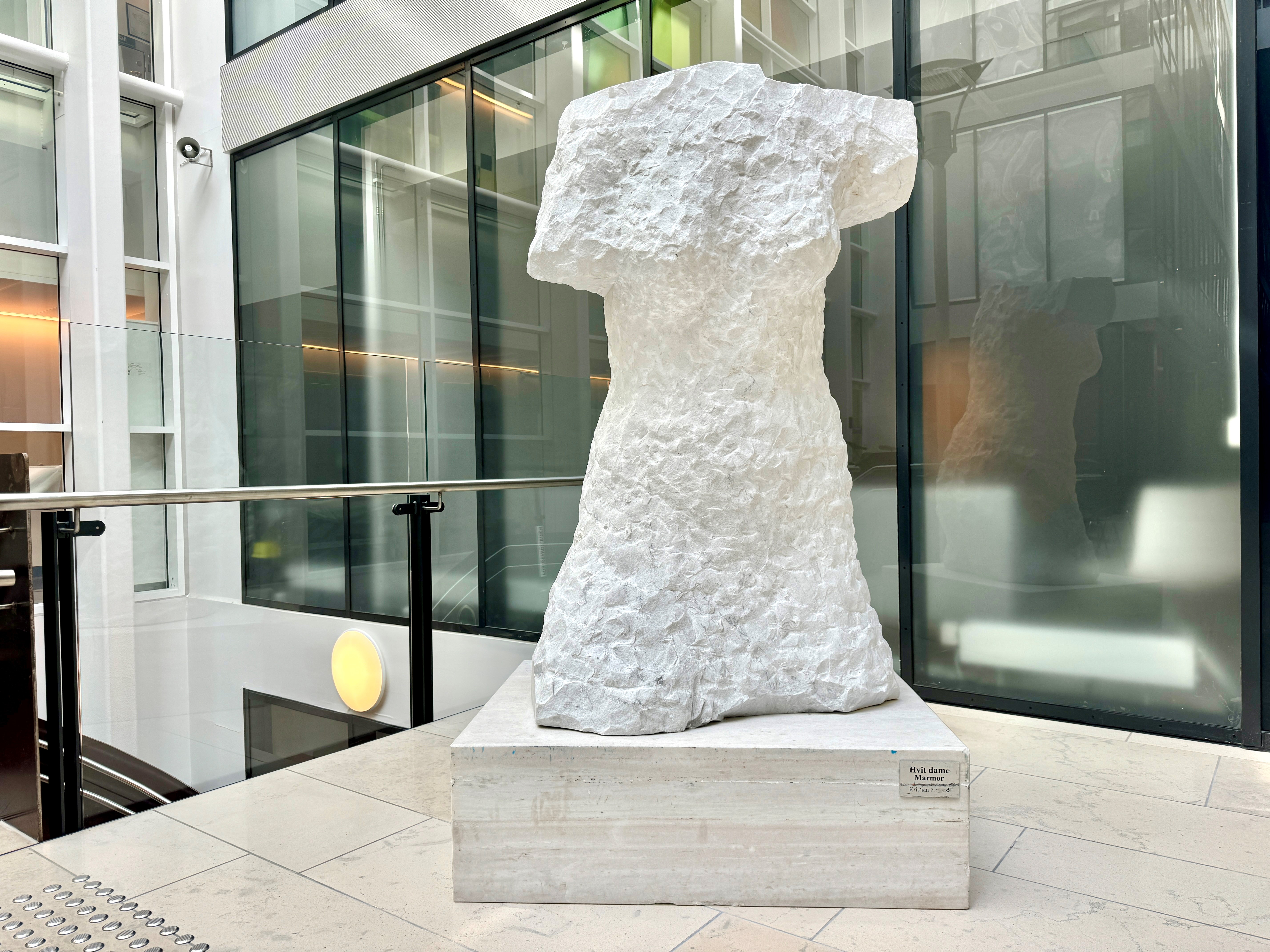 En steinstatue av en person