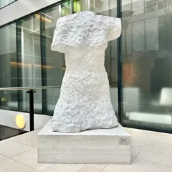 En steinstatue av en person