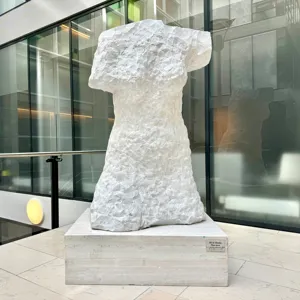 En steinstatue av en person