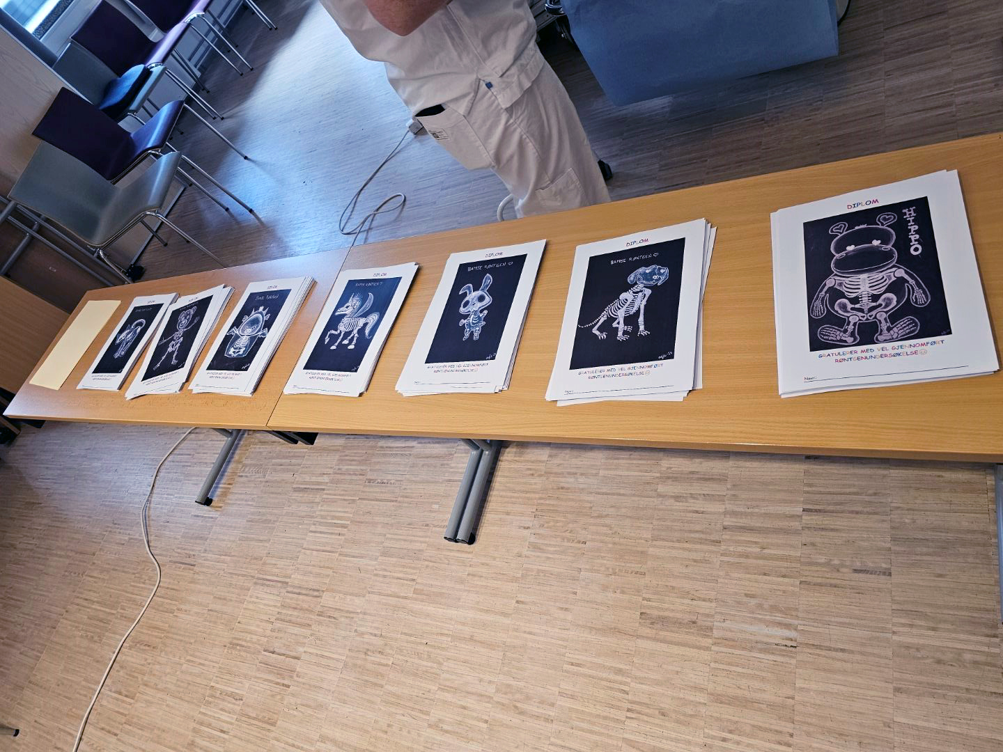 Et bord med bilder på