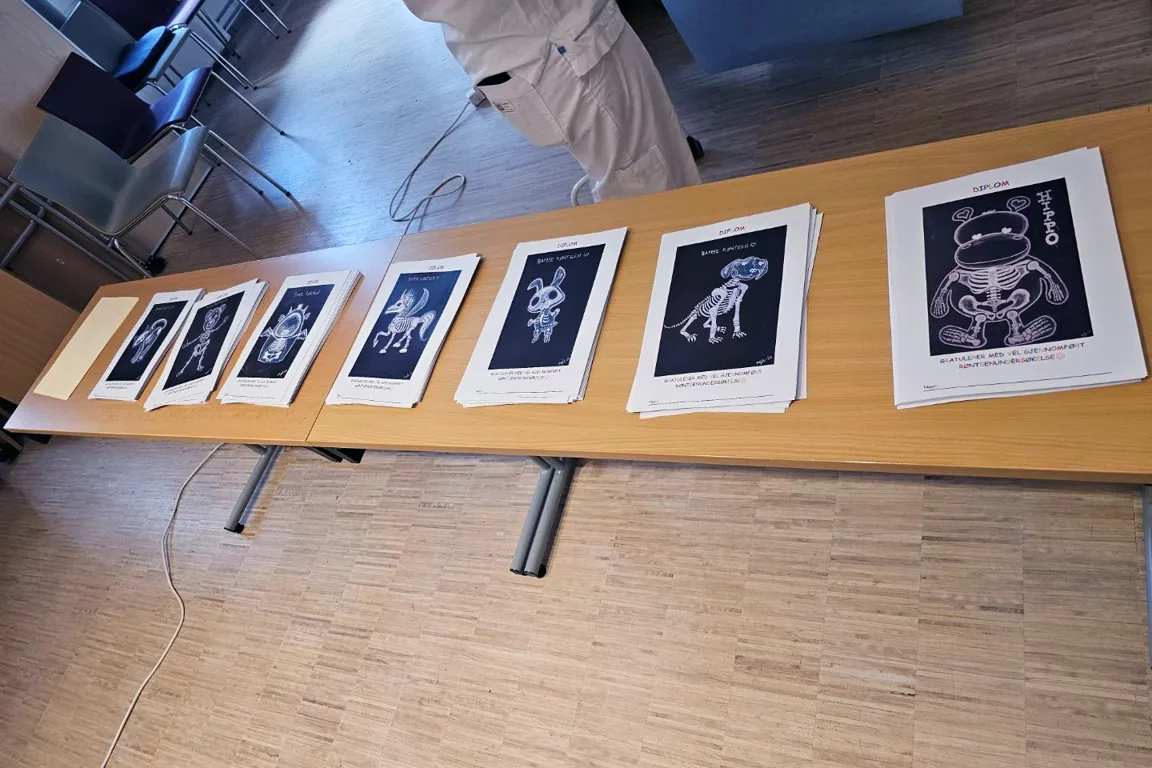 Et bord med bilder på